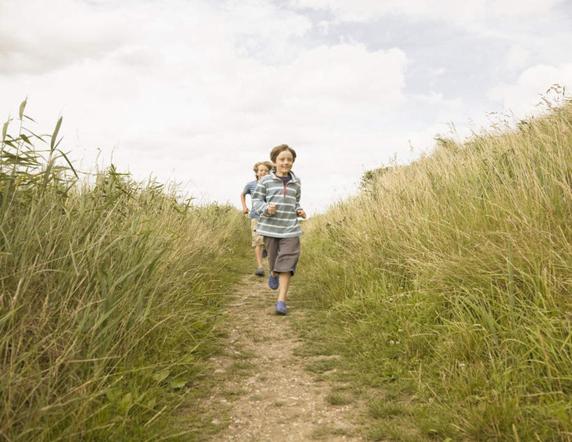 西方人,儿童,两个人,家庭,兄弟,笑,微笑,横图,室外,白天,正面,纯洁,草地,草坪,植物,道路,路,欧洲,欧洲人,奔驰,阴影,条纹,服装,光线,影子,云,云朵,小路,交通,云彩,注视,休闲装,草,小孩,衣服,蓝色,绿色,白云,蓝天,天空,阳光,天,奔跑,观察,看,休闲,温暖,温馨,一家人,休闲服,可爱,童年,童趣,服饰,晴朗,观看,和睦,察看,关注,童真,烂漫,无邪,天真,男孩,男人,男性,白种人,晴空,彩图,全身,融洽,男生