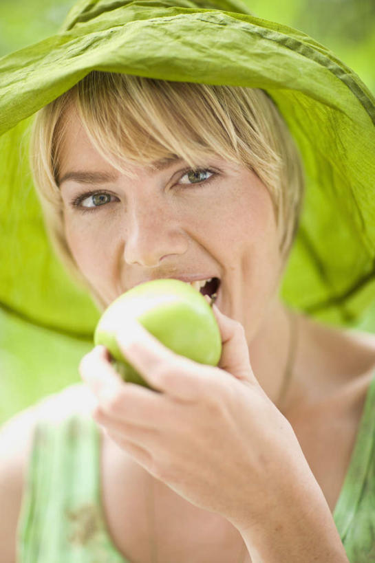 西方人,脸,头,脸颊,手,一个人,站,笑,吃,微笑,露齿笑,竖图,室外,特写,白天,正面,裙子,草地,草坪,植物,苹果,帽子,水果,欧洲,欧洲人,仅一个女性,仅一个人,握,咬,阴影,花纹,连衣裙,朦胧,模糊,新鲜,光线,图案,影子,生食,食品,果实,拿,拿着,注视,草,树,树木,食物,一个,绿色,阳光,自然,遮阳帽,青苹果,观察,看,站着,仅一个中年女性,手部,握着,有机食品,绿色食品,生长,单个,成长,观看,单手,咬着,察看,关注,女人,女性,中年女性,白种人,头部,脸部,脸蛋,面部,嚼,食,站立,半身,彩图