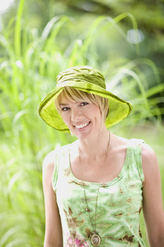 西方人,一个人,站,笑,微笑,露齿笑,竖图,室外,白天,正面,裙子,草地,草坪,植物,帽子,欧洲,欧洲人,仅一个女性,仅一个人,阴影,花纹,连衣裙,朦胧,模糊,光线,图案,影子,注视,草,树,树木,绿色,阳光,自然,遮阳帽,观察,看,站着,仅一个中年女性,生长,成长,观看,察看,关注,女人,女性,中年女性,白种人,站立,半身,彩图