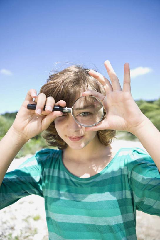 西方人,儿童,一个人,站,笑,微笑,竖图,室外,白天,正面,旅游,探险,纯洁,仪器,草地,草坪,石头,沙滩,植物,欧洲,欧洲人,仅一个女性,仅一个人,握,阴影,条纹,服装,检查,反射,分析,光线,科学,放大镜,沙子,石子,影子,河岸,河滩,云,云朵,棕色,沙地,拿,云彩,拿着,注视,休闲装,刺激,草,树,树木,小孩,衣服,蓝色,绿色,白云,蓝天,天空,阳光,自然,天,观察,看,站着,仅一个小孩,享受,休闲,休闲服,鹅卵石,可爱,清晰,探索,童年,童趣,握着,服饰,生长,放大,晴朗,成长,观看,仔细,透镜,察看,凸透镜,张开五指,聚焦,关注,惊险,户外运动,按摩石,童真,考察,烂漫,无邪,光学,清楚,冒险,天真,女孩,女人,女性,白种人,孩子,卷发,石块,晴空,站立,半身,彩图,五指张开,女生