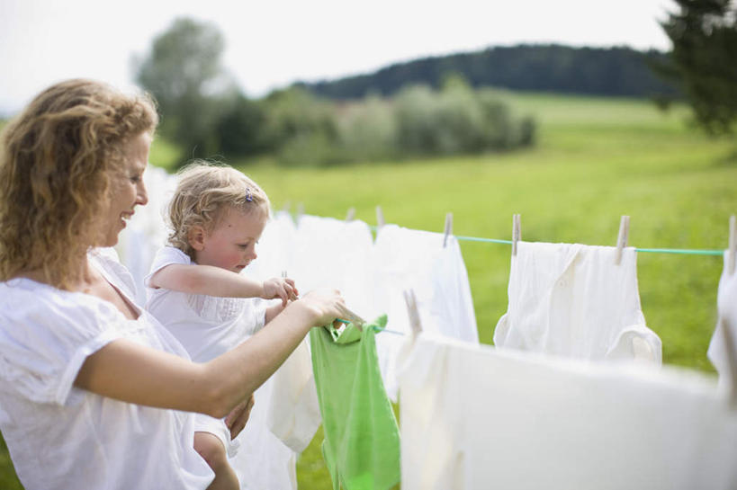 西方人,婴儿,儿童,中年人,两个人,家庭,母亲,站,抱,笑,微笑,横图,室外,白天,侧面,婴儿服装,纯洁,草地,草坪,植物,欧洲,欧洲人,许多,吊挂,晾晒,悬挂,阴影,服装,光线,影子,挂,注视,草,树,树木,小孩,衣服,绿色,白色,天空,阳光,自然,晾衣绳,绳子,天,观察,站着,温暖,温馨,一家人,可爱,母爱,童年,童趣,服饰,活泼,生长,成长,抱着,观看,整理,和睦,察看,搂着,衣着,穿着,关注,宝宝,童真,纯真,烂漫,无邪,母婴,衣饰,伶俐,天真,女人,女性,中年女性,白种人,孩子,搂,搂抱,站立,半身,彩图,婴儿服,融洽
