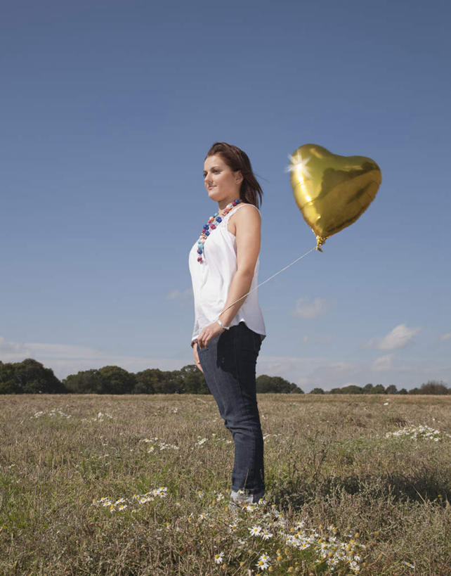 西方人,一个人,站,竖图,室外,白天,仰视,爱情,草地,草坪,植物,吊带,欧洲,欧洲人,仅一个年轻女性,仅一个女性,仅一个人,握,阴影,服装,裤子,爱心,装饰,光线,影子,塑料,云,云朵,浪漫,拿,云彩,拿着,注视,吊带衫,牛仔裤,草,树,树木,一个,衣服,蓝色,绿色,白色,白云,蓝天,天空,阳光,自然,气球,塑料制品,天,观察,看,站着,温暖,温馨,心形,金色,橡胶,恩爱,握着,服饰,生长,晴朗,单个,成长,观看,等待,华丽,修饰,点缀,和睦,察看,衣着,穿着,关注,橡胶制品,衬托,美观,雅致,雅观,衣饰,年轻女性,女人,女性,白种人,心型,晴空,站立,彩图,低角度拍摄,全身,融洽