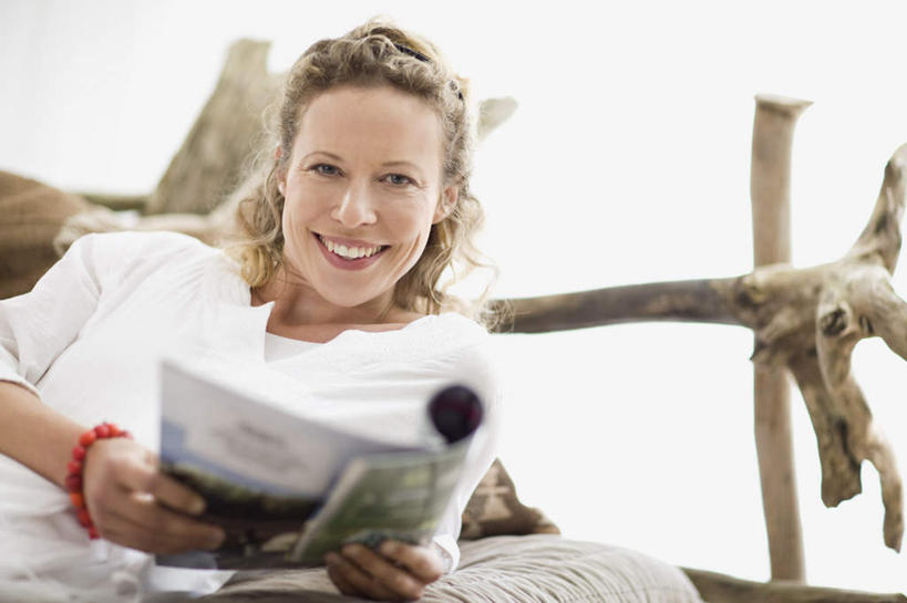 西方人,一个人,坐,笑,微笑,露齿笑,横图,室外,白天,正面,阅读,植物,靠垫,沙发,杂志,欧洲,欧洲人,仅一个女性,仅一个人,握,学习,阴影,服装,朦胧,模糊,光线,影子,枝条,靠枕,拿,拿着,注视,休闲装,装饰品,树,树木,树枝,衣服,红色,白色,阳光,饰品,手链,首饰,垫子,枕头,观察,看,靠,靠着,仅一个中年女性,休闲,休闲服,读书,浏览,握着,服饰,手镯,观看,察看,关注,镯子,布艺沙发,虬枝,枝杈,女人,女性,中年女性,白种人,坐着,半身,彩图