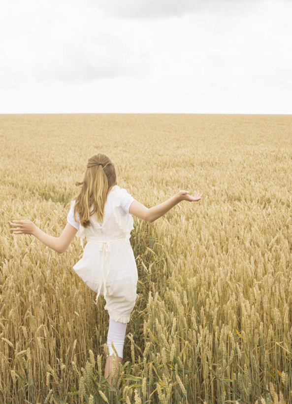 西方人,儿童,头发,一个人,农田,伸展双臂,竖图,室外,白天,纯洁,庄稼,农作物,欧洲,欧洲人,仅一个女性,仅一个人,奔驰,阴影,服装,光线,影子,地平线,云,云朵,辽阔,地面,麦田,云彩,休闲装,小孩,背面,衣服,白色,白云,天空,阳光,天,奔跑,仅一个小孩,休闲,广阔,休闲服,金色,可爱,童年,童趣,服饰,一望无际,延伸,童真,烂漫,无邪,天地相交,无边无际,一马平川,天真,女孩,女人,女性,白种人,孩子,长发,敞开双臂,伸开双臂,展开双肩,张开手臂,张开双臂,彩图,全身,耕地,庄稼田,女生