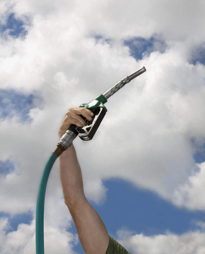 西方人,手,一个人,站,举,竖图,室外,特写,白天,仰视,欧洲,欧洲人,仅一个男性,仅一个人,仅一个中年男性,握,阴影,光线,影子,云,云朵,拿,云彩,拿着,一个,蓝色,绿色,白云,蓝天,天空,阳光,天,托,站着,手部,握着,晴朗,单个,单手,加油枪,计量加油枪,输油枪,油枪,男人,男性,中年男性,白种人,晴空,举起,举手,举着,向上举,向上伸,向上托,站立,半身,彩图,低角度拍摄