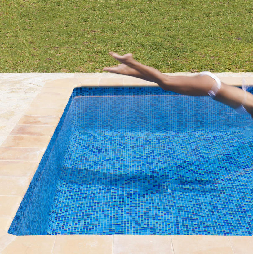 跳水,游泳,西方人,一个人,游泳池,跳,竖图,俯视,室外,白天,泳装,比基尼,草地,草坪,水,植物,欧洲,欧洲人,仅一个女性,仅一个人,波纹,水池,水面,涟漪,光脚,泳池,草,绿色,水纹,波浪,仅一个中年女性,赤脚,波光粼粼,水晕,泅水,拍浮,女人,女性,中年女性,白种人,跳跃,半身,彩图,高角度拍摄,三点式,泳衣