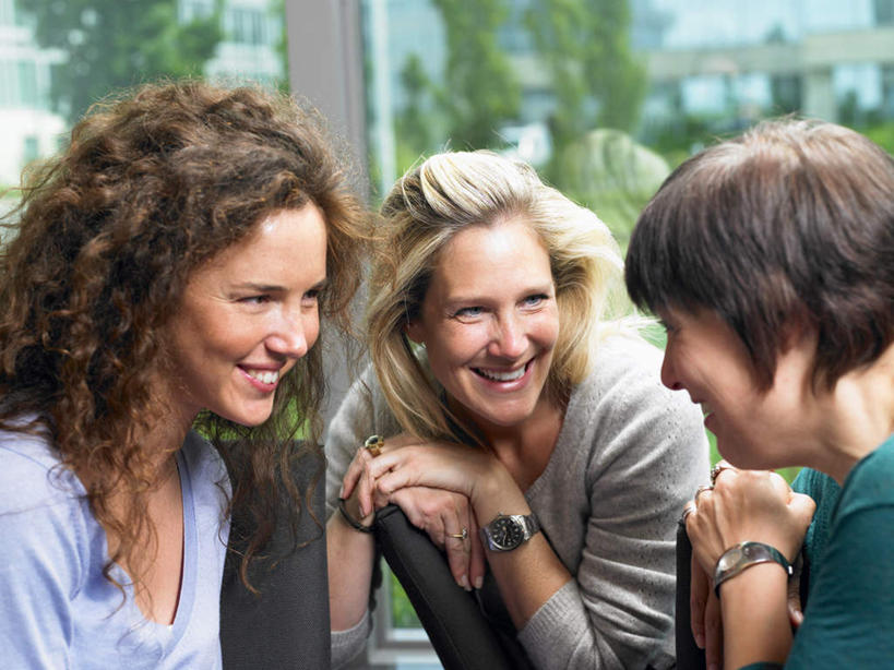 西方人,三个人,伙伴,朋友,商务人士,商务女性,办公室,坐,笑,说,微笑,露齿笑,横图,室内,白天,正面,讨论,友谊,合作,团队,草地,草坪,植物,窗户,椅子,欧洲,欧洲人,套装,时间,时钟,手表,计时,注视,玻璃窗,草,树,树木,绿色,自然,会议椅,钟表,观察,看,靠,靠着,表,战略,生长,成长,观看,办公椅,腕表,察看,关注,商务装,工薪阶层,联合,合谋,商务椅,培训椅,茶水间,交流,配合,协作,女人,女性,中年女性,白种人,白领,上班族,钟,沟通,讲话,交谈,商讨,说话,谈话,坐着,半身,彩图