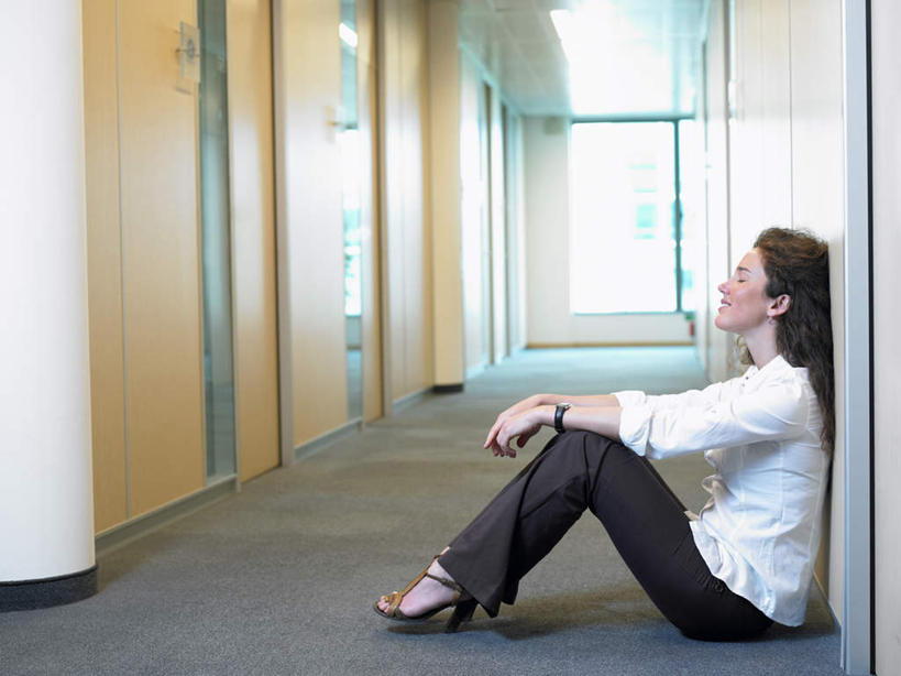 西方人,一个人,商务人士,商务女性,办公室,坐,横图,室内,白天,侧面,高跟鞋,衬衫,时尚,门,鞋子,欧洲,欧洲人,仅一个年轻女性,仅一个女性,仅一个人,套装,墙,走道,走廊,过道,地面,注视,墙壁,墙面,白色,门框,观察,看,靠,靠着,观看,察看,关注,时髦,商务装,工薪阶层,时兴,年轻女性,女人,女性,白种人,白领,上班族,屈膝,坐着,彩图,全身,衬衣