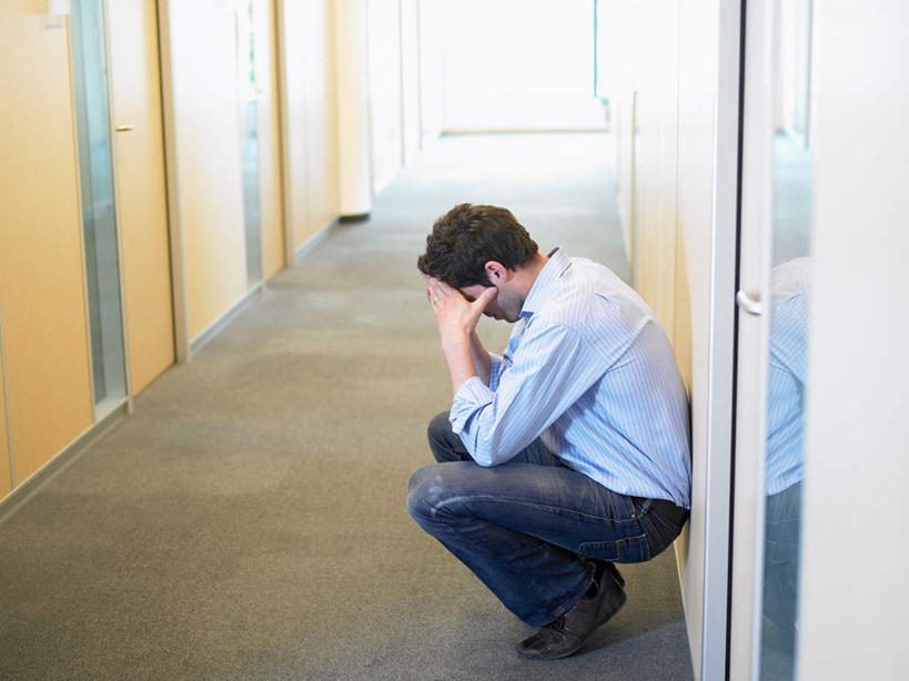 西方人,一个人,商务人士,商务男性,办公室,蹲,闭眼,横图,室内,白天,侧面,衬衫,门,欧洲,欧洲人,仅一个男性,仅一个人,仅一个中年男性,撑,套装,墙,走道,走廊,过道,地面,托腮,墙壁,墙面,门框,托,思考,懊恼,烦恼,托下巴,商务装,工薪阶层,思虑,男人,男性,中年男性,白种人,白领,上班族,闭眼睛,闭着眼,闭着眼睛,蹲着,彩图,全身,衬衣