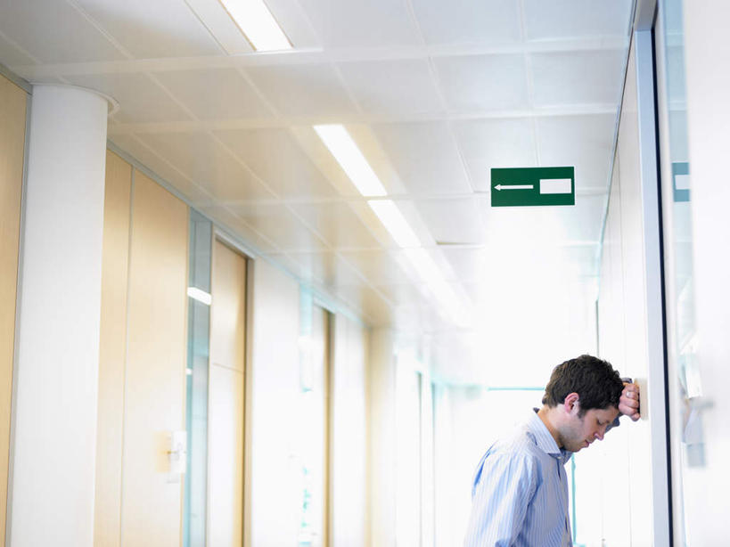 西方人,一个人,商务人士,商务男性,办公室,站,闭眼,睡,横图,室内,白天,侧面,衬衫,门,天花板,指示牌,欧洲,欧洲人,仅一个男性,仅一个人,仅一个中年男性,套装,标志,文字,墙,走道,走廊,过道,地面,标识,墙壁,墙面,绿色,门框,靠,靠着,站着,疲倦,疲劳,疲惫,失落,商务装,工薪阶层,疲乏,男人,男性,中年男性,白种人,白领,上班族,闭眼睛,闭着眼,闭着眼睛,困,困觉,寝息,睡觉,站立,半身,彩图,衬衣