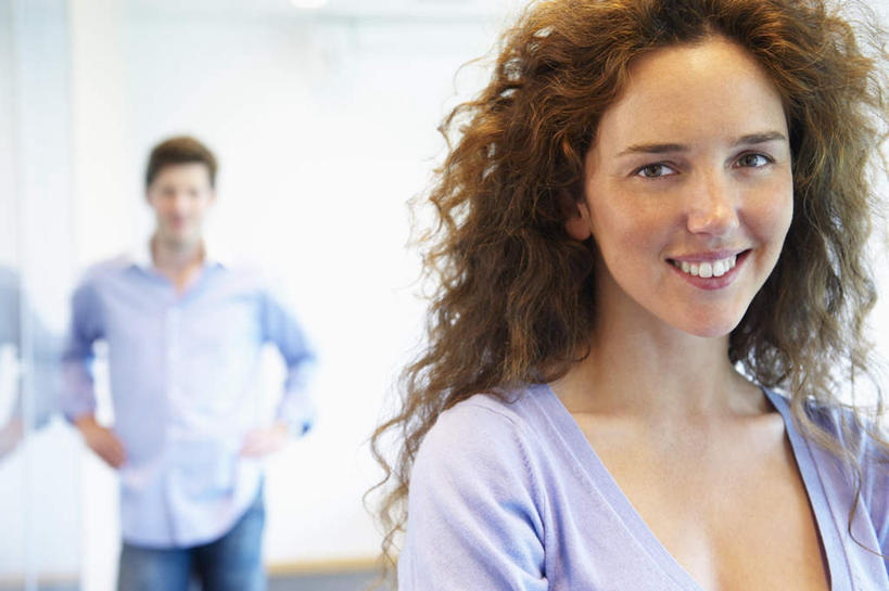 西方人,两个人,伙伴,朋友,商务人士,商务男性,商务女性,办公室,站,笑,微笑,露齿笑,横图,室内,白天,正面,衬衫,友谊,合作,团队,窗户,落地窗,欧洲,欧洲人,阴影,套装,朦胧,模糊,反射,影子,墙,棕色,注视,手叉腰,玻璃窗,墙壁,墙面,叉腰,观察,看,站着,战略,观看,察看,双手叉腰,关注,商务装,工薪阶层,联合,合谋,配合,协作,男人,男性,年轻女性,女人,女性,中年男性,白种人,长发,卷发,白领,上班族,站立,半身,彩图,衬衣