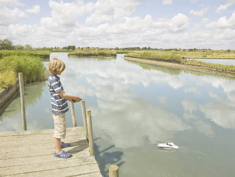 西方人,儿童,一个人,码头,站,横图,俯视,室外,白天,纯洁,草地,草坪,河流,水,植物,港口,轮船,船,欧洲,欧洲人,仅一个男性,仅一个人,握,阴影,条纹,服装,光线,木板,影子,柱子,河水,水流,云,云朵,桥,木桥,拿,云彩,拿着,注视,休闲装,栈桥,草,小孩,衣服,蓝色,绿色,白云,倒影,蓝天,天空,阳光,模型,遥控器,交通工具,天,观察,看,站着,仅一个小孩,休闲,休闲服,可爱,童年,童趣,握着,服饰,晴朗,观看,人行桥,木板桥,察看,倒映,关注,载具,缆绳,童真,烂漫,无邪,系船柱,缆绳桩,缆绳柱,系缆桩,反照,天真,男孩,男人,男性,白种人,孩子,晴空,站立,彩图,高角度拍摄,全身,摆渡口,埠头,渡口,渡头,港湾,海港,货运码头,口岸,商港,男生