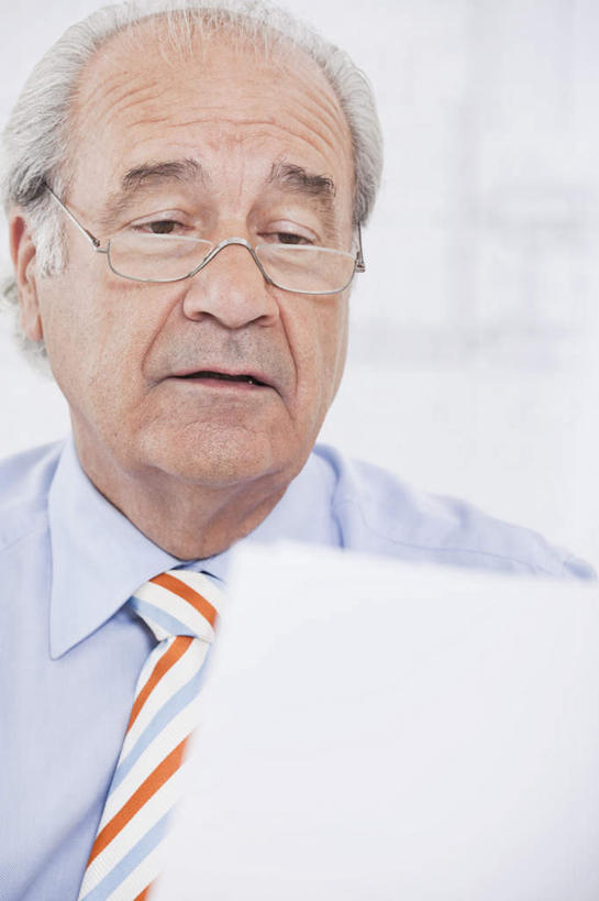 西方人,头发,一个人,商务人士,商务男性,办公室,坐,竖图,室内,白天,正面,衬衫,欧洲,欧洲人,仅一个男性,仅一个人,握,套装,材料,档案,文件,纸,墙,领带,拿,拿着,注视,墙壁,墙面,白色,手稿,资料,观察,看,仅一个老年男性,握着,观看,证明,察看,象征,庄重,关注,文档,商务装,身份,工薪阶层,正式,地位,老年男性,男人,男性,白种人,白领,上班族,坐着,半身,彩图,衬衣