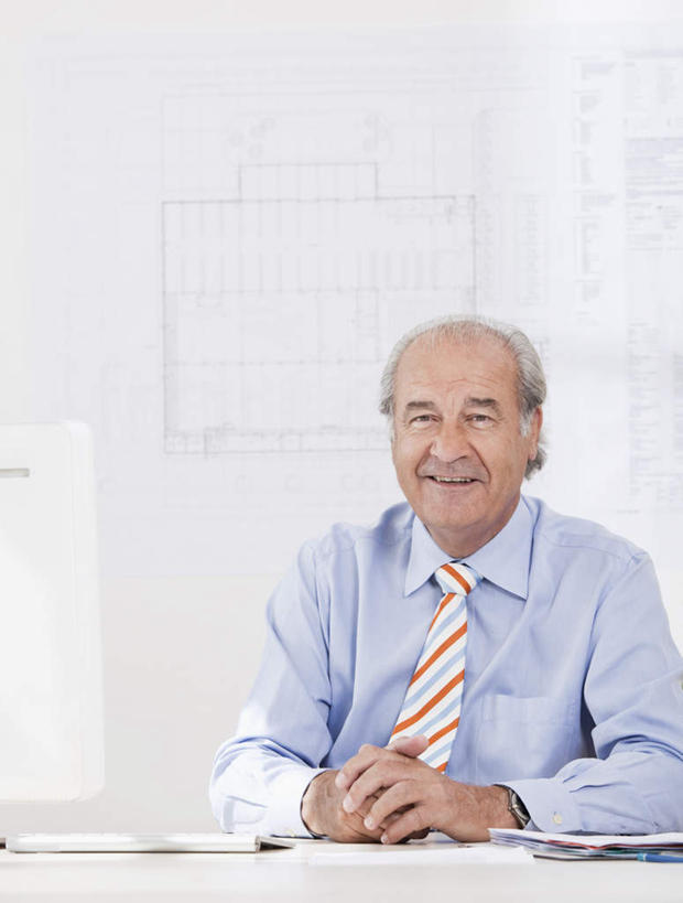 西方人,一个人,商务人士,商务男性,办公室,坐,笑,双手交叉,微笑,露齿笑,竖图,室内,白天,正面,衬衫,电脑,显示器,鼠标,键盘,桌面,桌子,欧洲,欧洲人,仅一个男性,仅一个人,套装,网络,材料,档案,文件,纸,办公桌,墙,领带,注视,输入设备,通讯设备,墙壁,墙面,手稿,资料,观察,看,仅一个老年男性,台式电脑,观看,证明,察看,象征,庄重,关注,文档,通信设备,商务装,身份,工薪阶层,输出设备,正式,地位,老年男性,男人,男性,白种人,白领,上班族,十字手,坐着,半身,彩图,衬衣