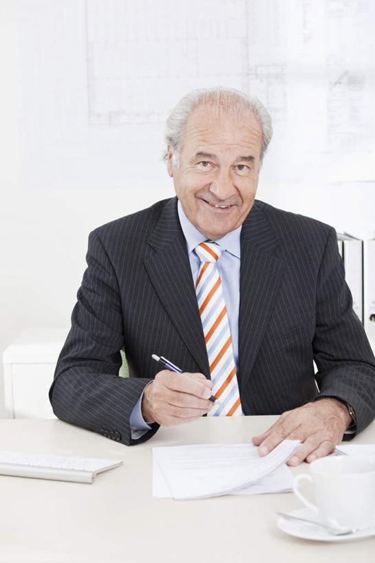 咖啡,西方人,一个人,商务人士,商务男性,办公室,坐,笑,微笑,露齿笑,竖图,室内,白天,正面,衬衫,幸福,桌面,桌子,杯子,椅子,欧洲,欧洲人,仅一个男性,仅一个人,握,写字,套装,笔,材料,瓷器,档案,文件,纸,办公桌,墙,办公用品,咖啡杯,领带,陶瓷制品,拿,拿着,注视,娱乐,墙壁,墙面,文具,饮料,会议椅,手稿,学习用品,资料,观察,看,仅一个老年男性,享受,休闲,温馨,放松,乐趣,握着,观看,办公椅,文具用品,证明,察看,提神,书写,舒适,象征,庄重,关注,文档,瓷杯,醒脑,商务装,身份,工薪阶层,软饮料,正式,地位,商务椅,培训椅,老年男性,男人,男性,白种人,白领,上班族,坐着,半身,彩图,衬衣