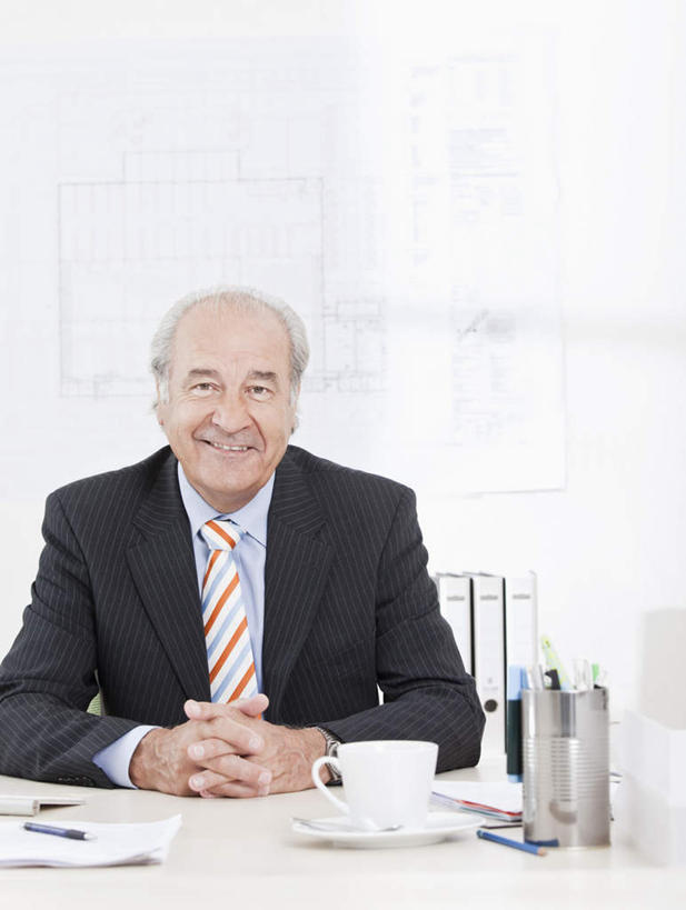 咖啡,西方人,一个人,商务人士,商务男性,办公室,坐,笑,双手交叉,微笑,露齿笑,竖图,室内,白天,正面,衬衫,幸福,桌面,桌子,杯子,椅子,笔筒,欧洲,欧洲人,仅一个男性,仅一个人,套装,笔,材料,瓷器,档案,文件,纸,办公桌,墙,办公用品,咖啡杯,领带,陶瓷制品,注视,娱乐,墙壁,墙面,文具,饮料,会议椅,容器,手稿,学习用品,资料,观察,看,仅一个老年男性,享受,休闲,温馨,器皿,放松,乐趣,观看,储藏,办公椅,文具用品,证明,察看,提神,舒适,象征,庄重,储存,关注,文档,瓷杯,醒脑,商务装,身份,工薪阶层,软饮料,正式,地位,商务椅,培训椅,插笔器具,文房用具,老年男性,男人,男性,白种人,白领,上班族,十字手,坐着,半身,彩图,衬衣,贮存