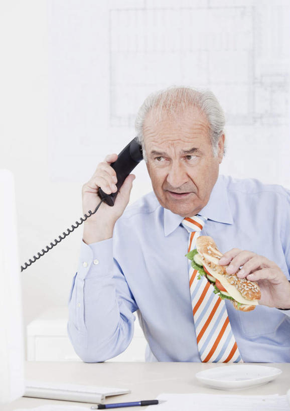 西方人,一个人,商务人士,商务男性,办公室,坐,打电话,吃,竖图,室内,白天,正面,衬衫,烹饪,西餐,电脑,显示器,鼠标,键盘,桌面,桌子,餐具,电话,欧洲,欧洲人,仅一个男性,仅一个人,握,套装,网络,笔,材料,档案,碟子,盘,文件,纸,办公桌,墙,三明治,料理,食品,办公用品,领带,拿,拿着,注视,输入设备,通讯设备,菜肴,美食,墙壁,墙面,文具,食物,盘子,话筒,手稿,学习用品,资料,碟,快餐,观察,看,仅一个老年男性,电话线,台式电脑,西式,握着,佳肴,观看,文具用品,证明,察看,固定电话,象征,庄重,关注,文档,通信设备,商务装,身份,工薪阶层,输出设备,西式快餐,三文治,正式,地位,交流,老年男性,男人,男性,白种人,白领,上班族,电话机,沟通,嚼,食,通话,坐着,半身,彩图,衬衣