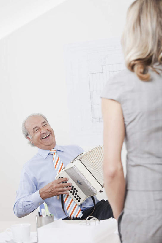 西方人,背部,两个人,伙伴,朋友,商务人士,商务男性,商务女性,办公室,站,坐,笑,说,微笑,露齿笑,竖图,室内,白天,正面,衬衫,讨论,友谊,合作,团队,桌子,椅子,欧洲,欧洲人,握,套装,材料,档案,文件,办公桌,墙,拿,拿着,注视,墙壁,墙面,会议椅,资料,观察,看,站着,战略,握着,观看,办公椅,察看,关注,文档,商务装,工薪阶层,联合,合谋,商务椅,培训椅,交流,配合,协作,老年男性,年轻女性,女人,女性,白种人,白领,上班族,沟通,讲话,交谈,商讨,说话,谈话,站立,坐着,半身,彩图,衬衣