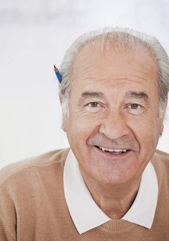 西方人,脸,头,脸颊,一个人,商务人士,商务男性,办公室,坐,笑,微笑,露齿笑,竖图,室内,特写,白天,正面,衬衫,欧洲,欧洲人,仅一个男性,仅一个人,套装,笔,墙,办公用品,注视,肩膀,墙壁,墙面,文具,学习用品,观察,看,仅一个老年男性,观看,文具用品,察看,关注,商务装,工薪阶层,老年男性,男人,男性,白种人,头部,脸部,脸蛋,面部,白领,上班族,坐着,半身,彩图,衬衣