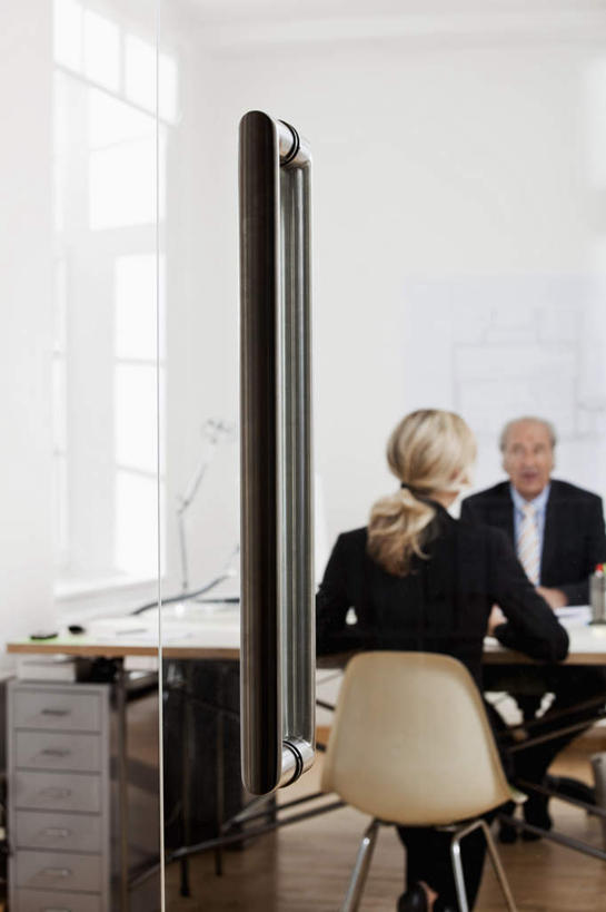 西方人,两个人,伙伴,朋友,商务人士,商务男性,商务女性,办公室,会议室,坐,说,竖图,室内,白天,正面,衬衫,讨论,友谊,合作,团队,门,台灯,桌子,椅子,玻璃,照明,欧洲,欧洲人,套装,开会,会议,笔,办公桌,墙,灯光,办公用品,注视,相视,墙壁,墙面,玻璃制品,灯,文具,会议椅,学习用品,灯具,门框,观察,看,面对面,战略,观看,对视,办公椅,文具用品,照亮,察看,互视,照明设备,关注,相对,商务装,工薪阶层,相看,联合,合谋,商务椅,培训椅,交流,配合,协作,老年男性,年轻女性,女人,女性,白种人,白领,上班族,沟通,讲话,交谈,商讨,说话,谈话,坐着,半身,彩图,衬衣