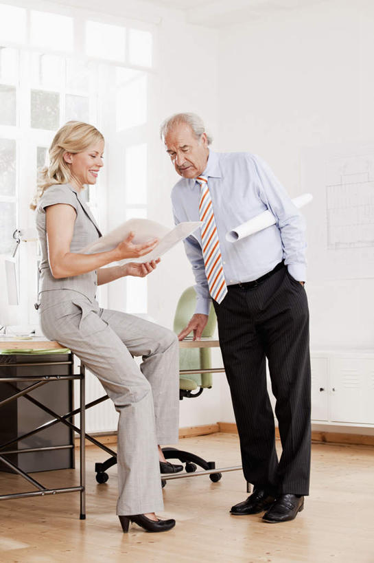 西方人,两个人,伙伴,朋友,商务人士,商务男性,商务女性,办公室,会议室,站,坐,笑,说,微笑,竖图,室内,白天,正面,衬衫,讨论,友谊,合作,团队,桌子,椅子,欧洲,欧洲人,握,套装,笔,图纸,办公桌,墙,办公用品,设计图,拿,拿着,注视,墙壁,墙面,文具,会议椅,学习用品,观察,看,站着,战略,握着,观看,办公椅,文具用品,察看,双手插袋,关注,商务装,手插袋,工程图,草图,蓝图,工薪阶层,双手抄兜,双手放兜,联合,合谋,商务椅,培训椅,交流,配合,协作,老年男性,年轻女性,女人,女性,白种人,白领,上班族,设计,插兜,沟通,讲话,交谈,两手抄兜,两手放兜,商讨,手插兜,手放口袋,说话,谈话,站立,坐着,彩图,全身,衬衣,手抄兜