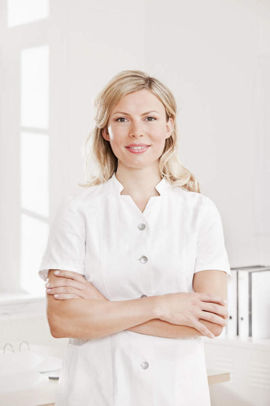 西方人,一个人,护士,医院,站,笑,双手交叉,微笑,露齿笑,竖图,室内,白天,正面,工作服,制服,床,欧洲,欧洲人,仅一个年轻女性,仅一个女性,仅一个人,墙,床单,注视,被子,墙壁,墙面,白色,病床,观察,看,站着,金色,观看,察看,双手抱胸,被单,白衣天使,病房,关注,医疗机构,工作制服,年轻女性,女人,女性,白种人,长发,卷发,站立,半身,彩图,工作套服,病院,诊所,护理床,医疗床