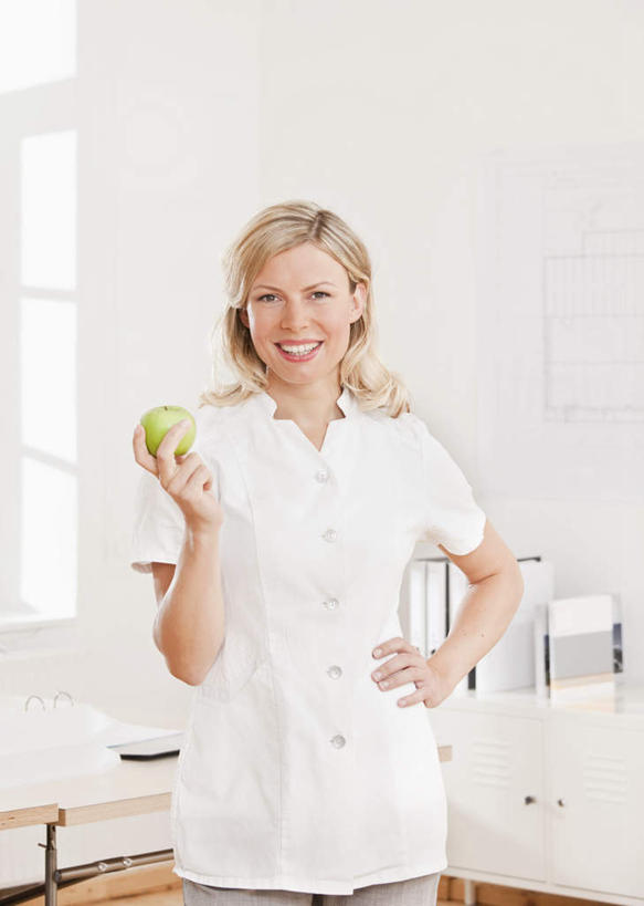 西方人,一个人,护士,医院,站,举,笑,微笑,露齿笑,竖图,室内,白天,正面,工作服,制服,床,欧洲,欧洲人,仅一个年轻女性,仅一个女性,仅一个人,握,墙,床单,拿,拿着,注视,被子,手叉腰,墙壁,墙面,白色,病床,叉腰,观察,看,托,站着,金色,握着,观看,察看,被单,白衣天使,病房,关注,医疗机构,工作制服,年轻女性,女人,女性,白种人,长发,卷发,举起,举手,举着,向上举,向上伸,向上托,站立,半身,彩图,工作套服,病院,诊所,护理床,医疗床