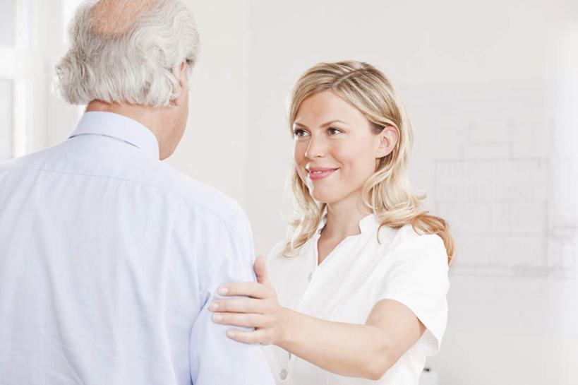 西方人,背部,头发,两个人,病人,护士,医院,站,笑,微笑,露齿笑,横图,室内,白天,正面,工作服,衬衫,制服,欧洲,欧洲人,墙,注视,相视,墙壁,墙面,白色,扶,观察,看,站着,面对面,金色,观看,对视,察看,扶着,互视,白衣天使,病房,关注,病患,相对,医疗机构,相看,工作制服,老年男性,年轻女性,女人,女性,白种人,卷发,患者,就医者,站立,半身,彩图,衬衣,工作套服,病院,诊所