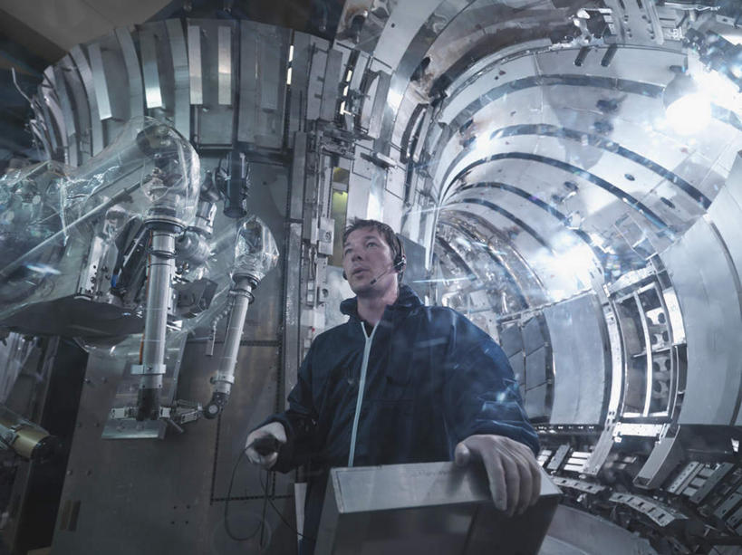 西方人,一个人,科学家,站,横图,室内,白天,仰视,工作服,制服,安全,零件,电路,金属制品,照明,欧洲,欧洲人,仅一个男性,仅一个人,仅一个中年男性,关闭,敲打,阴影,光线,金属,影子,柱子,墙,灯光,防护,注视,输入,顶灯,开关,墙壁,墙面,灯,蓝色,灰色,按钮,手套,灯具,打开,打字,观察,看,站着,发电厂,发电站,观看,保护,点击,敲击,照亮,核电站,核能,察看,开启,科研人员,照明设备,关注,保险,研究者,科学研究者,保全,周全,安稳,安定,防护手套,闭合,工作制服,核电厂,平安,按键,男人,男性,中年男性,白种人,科学工作者,站立,半身,彩图,低角度拍摄,工作套服