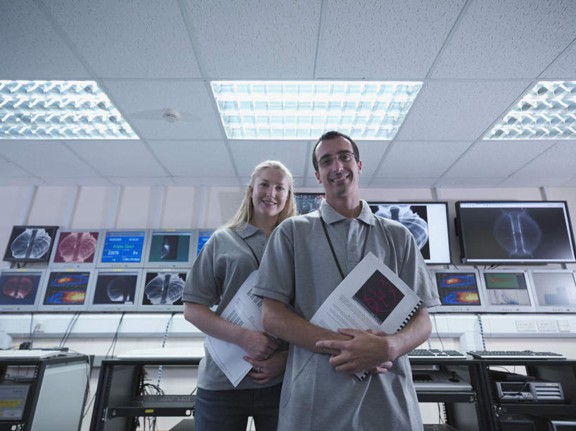 西方人,两个人,同事,科学家,站,笑,双手交叉,微笑,露齿笑,横图,室内,白天,仰视,工作服,制服,成功,合作,团队,集体,信心,电脑,显示器,鼠标,键盘,照明,欧洲,欧洲人,握,阴影,光线,网络,材料,档案,屏幕,文件,影子,纸,灯光,拿,拿着,注视,输入设备,通讯设备,标识,吊牌,显示屏,队伍,顶灯,灯,手稿,胸牌,资料,灯具,观察,看,站着,台式电脑,发电厂,发电站,握着,观看,证明,照亮,核电站,核能,察看,徽章,领导,双手抱胸,调查,科研人员,照明设备,成就,关注,文档,通信设备,研究者,监视器,身份,监控,合伙,领袖,输出设备,考察,胸章,胸卡,监控设备,科学研究者,编号牌,雕刻牌,工号牌,胸号牌,胸徽,员工牌,工作制服,观测,视察,监控设置,监控装备,核电厂,男人,男性,年轻男性,年轻女性,女人,女性,白种人,科学工作者,站立,半身,彩图,低角度拍摄,工作套服