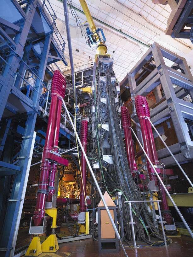 无人,竖图,室内,白天,仰视,技术,建筑,阴影,反射,影子,支架,设备,架子,脚手架,吊车,施工,红色,蓝色,建筑工地,交通工具,机械,起重机,发电厂,发电站,支撑,固定,工程,核电站,核能,载具,地盘,建筑地盘,施工地盘,工作车,施工车,汽车吊,核电厂,彩图,低角度拍摄,工地,稳固