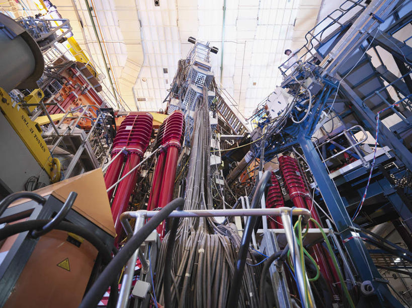 西方人,一个人,科学家,栏杆,站,横图,室内,白天,仰视,工作服,制服,机器,摆设,欧洲,欧洲人,仅一个男性,仅一个人,仅一个中年男性,阴影,电力,反射,电线,线,影子,围栏,电能,线路,注视,设备,护栏,观察,看,站着,机械,发电厂,发电站,观看,电,电源,电源线,核电站,核能,察看,科研人员,关注,研究者,能量,装备,科学研究者,工作制服,设置,核电厂,男人,男性,中年男性,白种人,科学工作者,站立,彩图,低角度拍摄,全身,工作套服