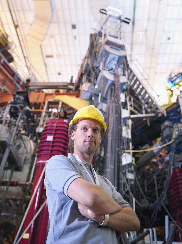 西方人,一个人,科学家,栏杆,站,双手交叉,竖图,室内,白天,仰视,工作服,制服,机器,摆设,帽子,欧洲,欧洲人,仅一个男性,仅一个人,阴影,电力,反射,电线,头盔,线,影子,围栏,电能,线路,注视,设备,标识,吊牌,护栏,仅一个年轻男性,黄色,灰色,安全帽,胸牌,观察,看,站着,机械,发电厂,发电站,观看,电,电源,电源线,核电站,核能,察看,徽章,双手抱胸,科研人员,关注,研究者,身份,能量,装备,胸章,胸卡,科学研究者,编号牌,雕刻牌,工号牌,胸号牌,胸徽,员工牌,工作制服,设置,核电厂,男人,男性,年轻男性,白种人,科学工作者,站立,半身,彩图,低角度拍摄,工作套服