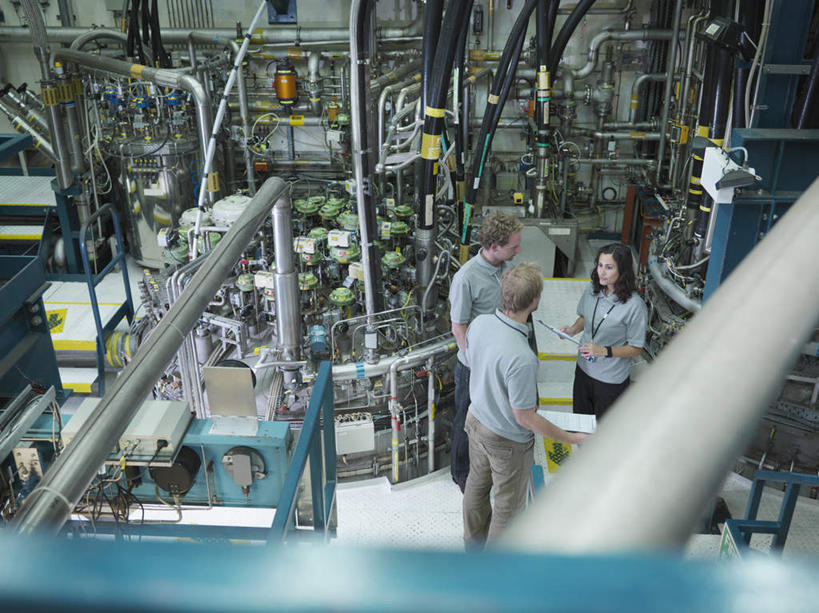 西方人,三个人,同事,科学家,栏杆,站,横图,俯视,室内,白天,工作服,制服,成功,合作,团队,集体,信心,机器,摆设,金属制品,欧洲,欧洲人,握,阴影,朦胧,模糊,电力,反射,金属,电线,管子,线,影子,围栏,电能,拿,线路,拿着,设备,管道,队伍,护栏,相视,灰色,站着,面对面,机械,发电厂,发电站,握着,对视,电,电源,电源线,核电站,核能,领导,互视,科研人员,成就,相对,研究者,记录板,能量,装备,合伙,领袖,记事板,科学研究者,相看,工作制服,设置,核电厂,男人,男性,年轻男性,年轻女性,女人,女性,白种人,科学工作者,站立,彩图,高角度拍摄,全身,工作套服