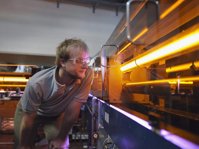 西方人,一个人,科学家,站,横图,室内,白天,正面,工作服,制服,安全,激光,照明,欧洲,欧洲人,仅一个男性,仅一个人,弯腰,阴影,辐射,光线,眼镜,影子,灯光,防护,注视,灯,仅一个年轻男性,黄色,紫色,灰色,灯具,观察,看,站着,发电厂,发电站,观看,护目镜,保护,聚光灯,照亮,核电站,核能,察看,科研人员,照明设备,关注,保险,研究者,镭射,科学研究者,保全,周全,安稳,安定,弯身,安全防护眼镜,工作制服,核电厂,平安,男人,男性,年轻男性,白种人,科学工作者,站立,半身,彩图,工作套服,莱塞,防护眼镜