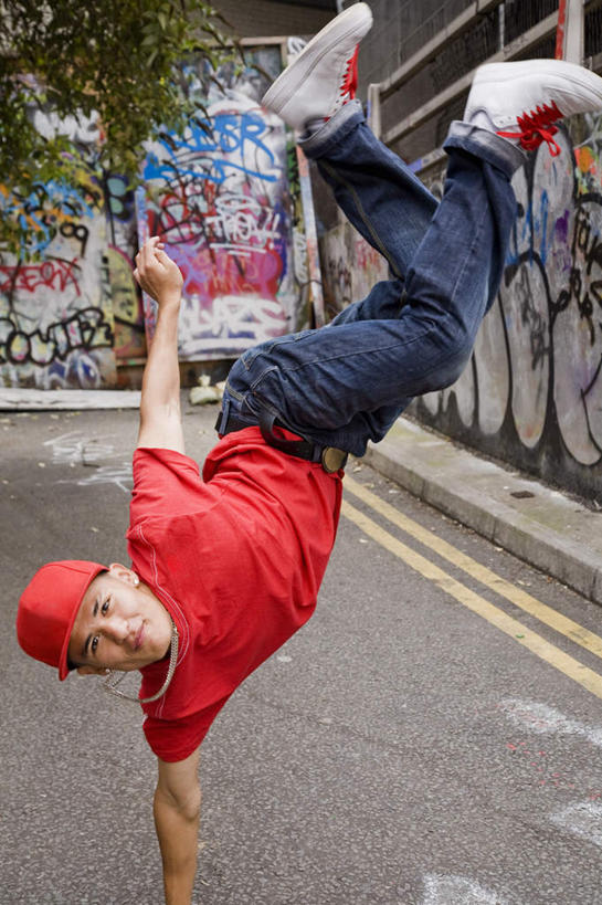 西方人,一个人,跳舞者,举,竖图,室外,白天,正面,跳舞,道路,路,帽子,欧洲,欧洲人,仅一个男性,仅一个人,撑,倒立,阴影,服装,裤子,光线,棒球帽,影子,墙,小路,交通,注视,牛仔裤,休闲装,墙壁,墙面,仅一个年轻男性,衣服,红色,蓝色,阳光,观察,看,托,休闲,休闲服,服饰,观看,察看,撑着,关注,舞姿,霹雳舞,男人,男性,年轻男性,白种人,舞蹈家,舞蹈演员,舞者,举起,举手,举着,向上举,向上伸,向上托,半身,彩图,舞蹈