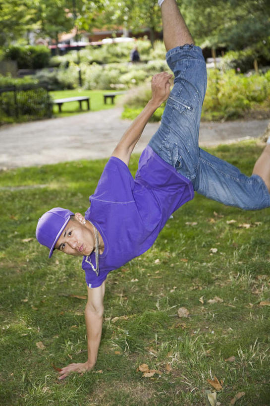 西方人,一个人,跳舞者,举,竖图,室外,白天,正面,跳舞,草地,草坪,树林,植物,帽子,项链,欧洲,欧洲人,仅一个男性,仅一个人,撑,倒立,阴影,服装,裤子,朦胧,模糊,光线,棒球帽,影子,注视,牛仔裤,休闲装,装饰品,草,树,树木,仅一个年轻男性,衣服,蓝色,绿色,紫色,阳光,自然,饰品,首饰,观察,看,托,休闲,休闲服,服饰,生长,成长,观看,察看,撑着,关注,舞姿,霹雳舞,男人,男性,年轻男性,白种人,舞蹈家,舞蹈演员,舞者,举起,举手,举着,向上举,向上伸,向上托,半身,彩图,舞蹈