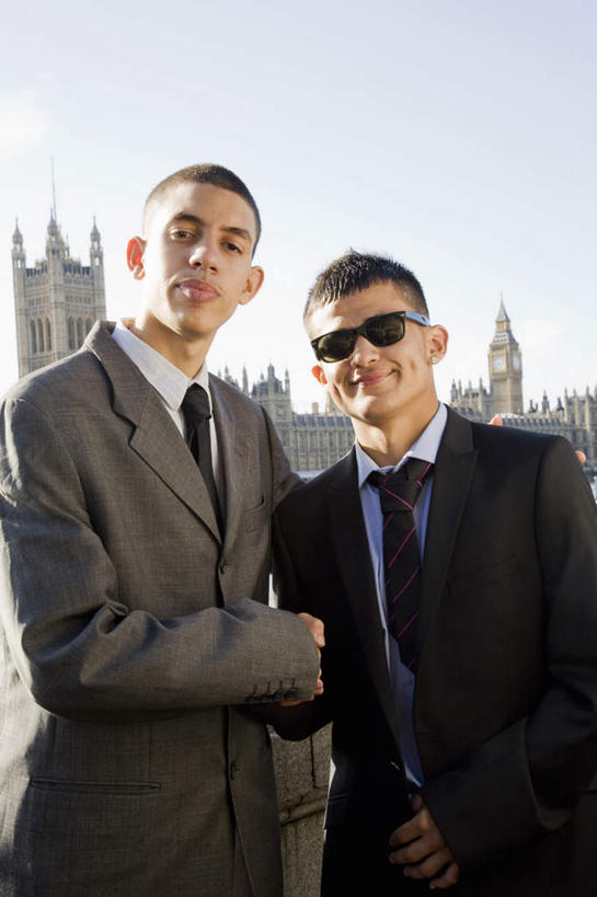 西方人,两个人,同事,商务人士,商务男性,家,站,握手,笑,微笑,竖图,室外,白天,正面,衬衫,旅游,度假,成功,合作,团队,集体,信心,美景,城市风光,标志建筑,城市,地标,建筑,欧洲,欧洲人,一副,阴影,套装,光线,墨镜,眼镜,影子,房屋,屋子,景观,公寓,领带,注视,娱乐,建设,队伍,洋房,楼房,住宅,蓝色,白色,蓝天,天空,阳光,太阳镜,太阳眼镜,天,观察,看,站着,享受,休闲,遮阳镜,景色,放松,晴朗,观看,察看,领导,象征,庄重,成就,关注,商务装,身份,合伙,领袖,工薪阶层,万里无云,正式,地位,男人,男性,年轻男性,白种人,白领,上班族,晴空,晴空万里,搀手,拉手,手搀手,手拉手,手牵手,手握手,站立,半身,彩图,衬衣,房子