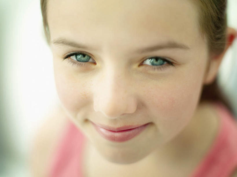 西方人,儿童,脸,头,脸颊,一个人,笑,微笑,横图,室内,特写,白天,正面,纯洁,欧洲,欧洲人,仅一个女性,仅一个人,阴影,服装,朦胧,模糊,反射,影子,注视,休闲装,肩膀,小孩,衣服,粉色,观察,看,仅一个小孩,休闲,休闲服,可爱,童年,童趣,服饰,观看,察看,关注,童真,烂漫,无邪,天真,女孩,女人,女性,白种人,孩子,头部,脸部,脸蛋,面部,半身,彩图,女生