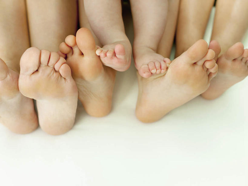 西方人,儿童,中年人,腿部,脚,脚趾,脚后跟,脚背,踝,腿,四个人,家庭,夫妻,母亲,父亲,女儿,躺,横图,俯视,室内,特写,白天,爱情,纯洁,床,卧室,欧洲,欧洲人,阴影,反射,影子,双人床,床单,浪漫,光脚,被子,小孩,白色,温暖,温馨,父女,母女,一家人,赤脚,恩爱,父爱,可爱,母爱,童年,童趣,恋人,和睦,被单,童真,烂漫,无邪,卧着,天真,男人,男性,女孩,女人,女性,中年男性,中年女性,白种人,孩子,脚底,夫妇,情侣,躺着,卧,半身,彩图,高角度拍摄,睡房,卧房,伴侣,融洽,女生