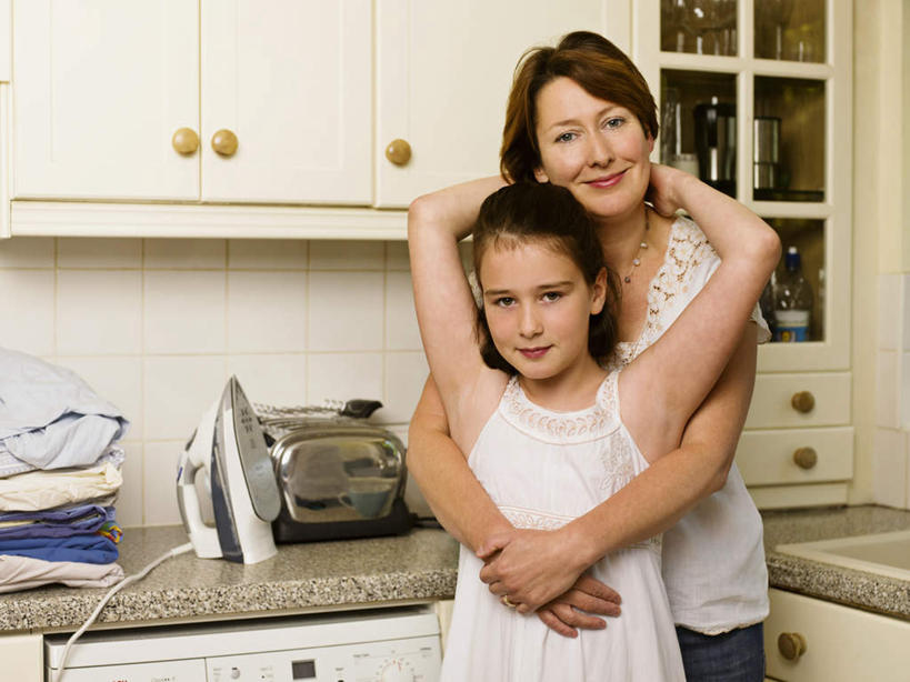 西方人,儿童,中年人,两个人,家庭,母亲,女儿,站,举,抱,横图,室内,白天,正面,纯洁,厨房,柜子,欧洲,欧洲人,服装,电器,床单,注视,休闲装,熨斗,熨烫,小孩,衣服,橱柜,观察,看,托,站着,休闲,温暖,温馨,母女,一家人,休闲服,可爱,母爱,童年,童趣,服饰,抱着,观看,和睦,察看,电熨斗,家电,家用电器,搂着,关注,童真,家居用品,烂漫,无邪,烫衣,家庭用品,电烫斗,火斗,天真,女孩,女人,女性,中年女性,白种人,孩子,举起,举手,举着,搂,搂抱,向上举,向上伸,向上托,站立,半身,彩图,灶间,融洽,女生