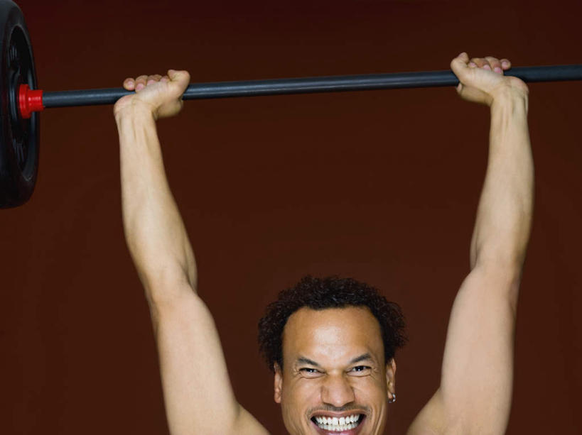 西方人,一个人,站,举,横图,室内,白天,正面,运动服,锻炼,运动,举重,杠铃,欧洲,欧洲人,仅一个男性,仅一个人,仅一个中年男性,握,红色背景,服装,拿,拿着,注视,娱乐,运动器械,衣服,观察,看,托,站着,张嘴,享受,休闲,健身器械,放松,握着,摄影,服饰,影棚,观看,察看,健美,衣着,穿着,关注,瘦身,健身器材,塑形,张大嘴巴,室内运动,杠铃操,衣饰,体育,杠铃运动,男人,男性,中年男性,白种人,张开嘴,举起,举手,举着,向上举,向上伸,向上托,站立,半身,彩图,影棚拍摄,健身,拍摄,运动器材,运动装,举重运动