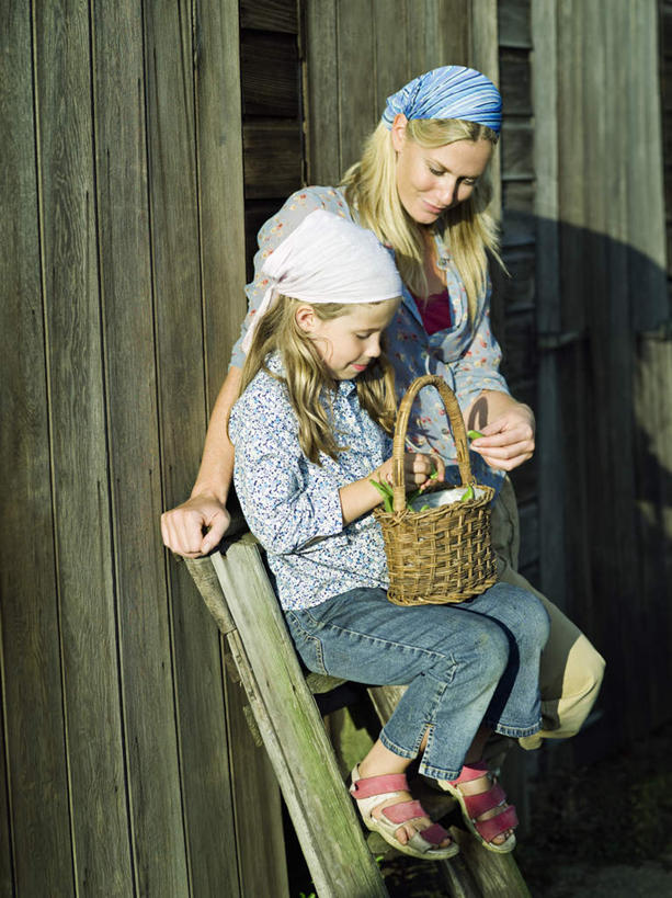 西方人,儿童,两个人,家庭,母亲,女儿,坐,交叉,横图,室外,白天,侧面,纯洁,竹子,欧洲,欧洲人,握,阴影,竹制,服装,编织,光线,篮子,头巾,影子,墙,拿,拿着,注视,休闲装,墙壁,墙面,小孩,衣服,阳光,竹篮,观察,看,休闲,温暖,温馨,母女,一家人,休闲服,可爱,母爱,童年,童趣,握着,服饰,观看,竹条,交织,和睦,察看,竹制品,关注,童真,烂漫,无邪,穿插,天真,年轻女性,女孩,女人,女性,白种人,孩子,年轻人,坐着,半身,彩图,融洽,女生