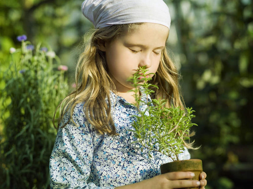 西方人,儿童,一个人,站,闭眼,横图,室外,白天,正面,纯洁,植物,欧洲,欧洲人,仅一个女性,仅一个人,握,服装,朦胧,模糊,盆栽,头巾,盆景,拿,拿着,休闲装,小孩,衣服,绿色,自然,站着,仅一个小孩,休闲,休闲服,可爱,童年,童趣,握着,服饰,生长,成长,童真,烂漫,无邪,天真,女孩,女人,女性,白种人,孩子,闭眼睛,闭着眼,闭着眼睛,站立,半身,彩图,女生