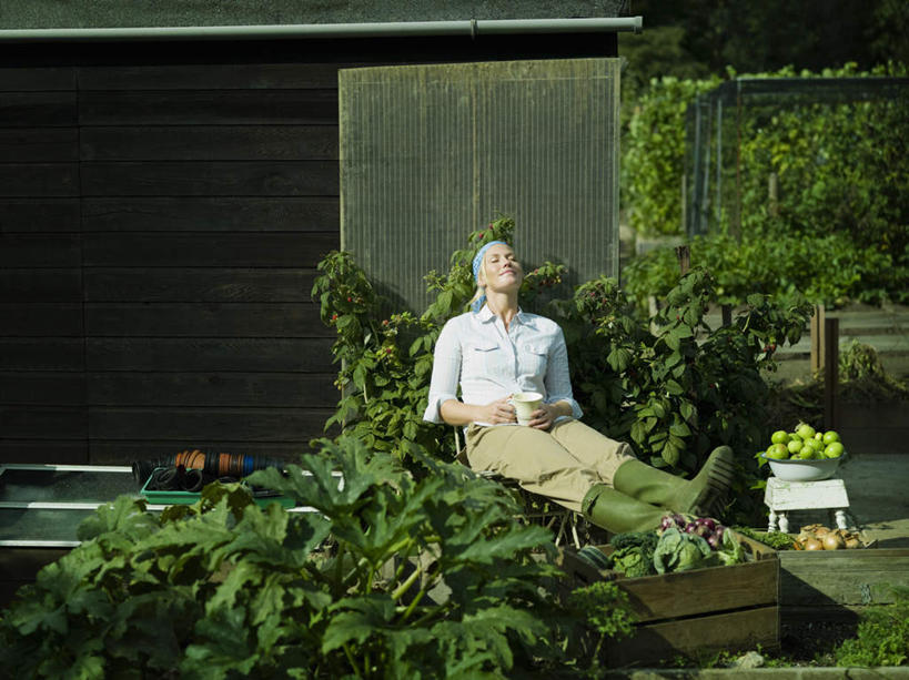 咖啡,西方人,一个人,坐,横图,室外,白天,正面,幸福,杯子,叶子,欧洲,欧洲人,仅一个年轻女性,仅一个女性,仅一个人,握,服装,瓷器,墙,绿叶,咖啡杯,陶瓷制品,拿,拿着,注视,休闲装,娱乐,墙壁,墙面,饮料,衣服,观察,看,享受,休闲,温馨,休闲服,嫩叶,放松,乐趣,握着,服饰,观看,察看,提神,舒适,关注,瓷杯,醒脑,软饮料,年轻女性,女人,女性,白种人,叶,叶片,坐着,彩图,全身