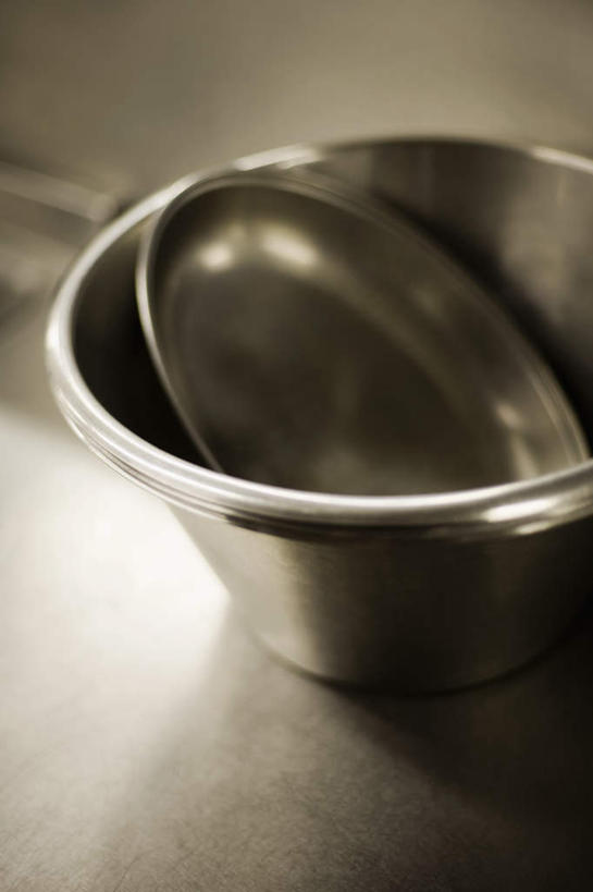 无人,竖图,俯视,室内,特写,白天,厨房,桌面,桌子,静物,金属制品,金属,容器,碗,储藏,储存,彩图,高角度拍摄,灶间,厨房料理台,贮存,料理台