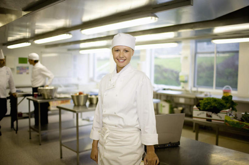 西方人,三个人,伙伴,朋友,厨师,站,笑,说,微笑,露齿笑,横图,室内,白天,正面,工作服,制服,讨论,友谊,合作,团队,电脑,笔记本电脑,厨房,窗户,桌面,桌子,帽子,照明,欧洲,欧洲人,阴影,光线,网络,影子,灯光,注视,通讯设备,顶灯,玻璃窗,灯,灯具,观察,看,站着,战略,观看,照亮,察看,无线,照明设备,关注,通信设备,无线网络,厨师帽,无线上网,便携式电脑,联合,合谋,工作制服,交流,配合,协作,手提电脑,男人,男性,年轻男性,年轻女性,女人,女性,白种人,厨师长,厨子,大厨,主厨,沟通,讲话,交谈,商讨,说话,谈话,站立,半身,彩图,工作套服,灶间,厨房料理台,料理台