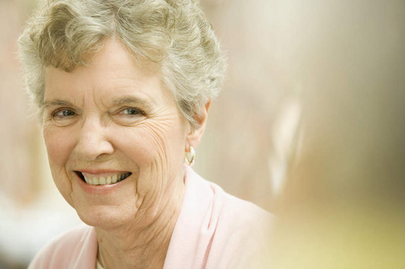 西方人,脸,头,脸颊,头发,一个人,笑,微笑,露齿笑,横图,室内,特写,白天,正面,欧洲,欧洲人,仅一个女性,仅一个人,朦胧,模糊,扭头,注视,肩膀,灰色,观察,看,转头,仅一个老年女性,观看,察看,关注,老年女性,女人,女性,白种人,头部,卷发,脸部,脸蛋,面部,半身,彩图,短发