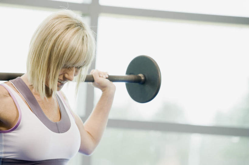 西方人,脸,头,脸颊,手,头发,一个人,健身房,站,举,横图,室内,特写,白天,正面,运动服,锻炼,运动,举重,杠铃,窗户,落地窗,欧洲,欧洲人,仅一个女性,仅一个人,握,服装,朦胧,模糊,拿,拿着,注视,运动器械,肩膀,玻璃窗,一个,衣服,低头,观察,看,托,站着,仅一个中年女性,手部,金色,健身器械,握着,服饰,单个,观看,单手,察看,健美,衣着,穿着,关注,瘦身,健身器材,塑形,杠铃操,垂头,衣饰,体育,杠铃运动,女人,女性,中年女性,白种人,头部,直发,脸部,脸蛋,面部,举起,举手,举着,向上举,向上伸,向上托,站立,半身,彩图,健身,健身馆,运动器材,短发,运动装,举重运动