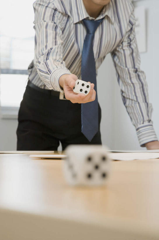 东方人,一个人,商务人士,商务男性,办公室,站,捧,竖图,室内,白天,正面,衬衫,游戏,赌博,贪欲,竞争,窗户,家具,桌子,玩具,椅子,亚洲,仅一个男性,仅一个人,撑,弯腰,套装,朦胧,模糊,材料,档案,骰子,文件,办公桌,墙,玩,黄种人,娱乐,刺激,玻璃窗,墙壁,墙面,仅一个年轻男性,两个,会议椅,资料,站着,休闲,活动,办公椅,撑着,发泄,消遣,智力,赌具,文档,商务装,工薪阶层,色子,投机,侥幸,欲望,投子,办公家具,宣泄,弯身,商务椅,培训椅,男人,男性,年轻男性,亚洲人,白领,上班族,端,端着,捧着,手捧,玩耍,嬉戏,站立,半身,彩图,衬衣,胜负,输赢